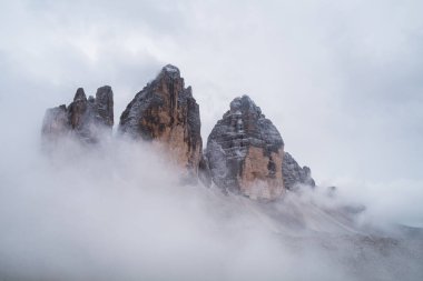 Dolomites dağ dağ sahnede