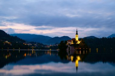 Göl, ada ve arka plan dağlarda bled