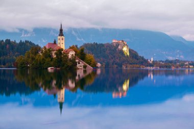 Göl, ada ve arka plan dağlarda bled