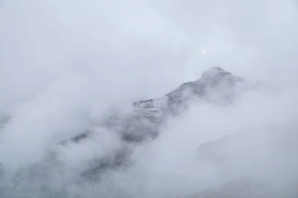 Neblige Berglandschaft in den Dolomiten — Stockfoto