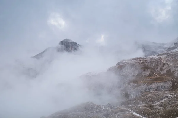 Cena de montanha enevoada na montanha Dolomitas — Fotografia de Stock