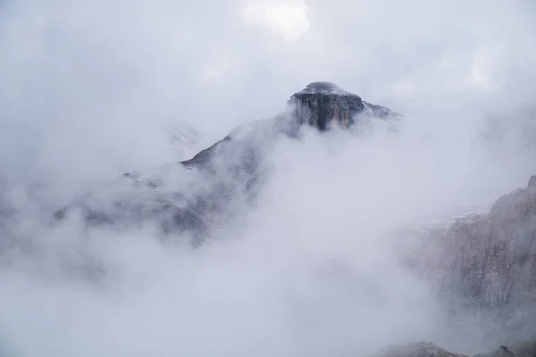 Misty mountain scene in Dolomites mountain — Stock Photo, Image