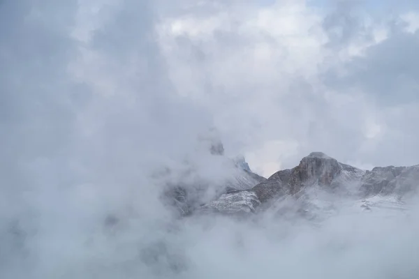 Cena de montanha enevoada na montanha Dolomitas — Fotografia de Stock
