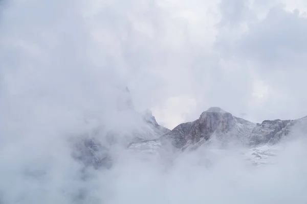 Misty mountain scene in Dolomites mountain — Stock Photo, Image