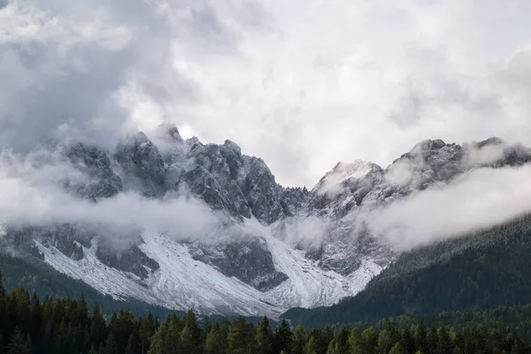 Misty escena de montaña en la montaña Dolomitas — Foto de Stock