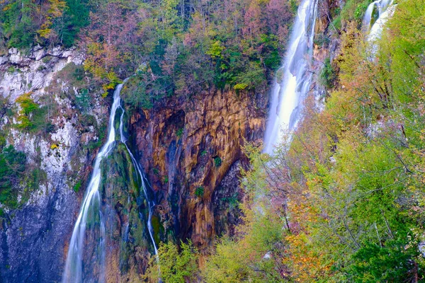 Krásný vodopád v národní Park Plitvická jezera — Stock fotografie