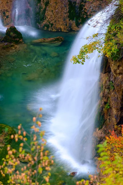 Hösten färger och vattenfall i Plitvice nationalpark — Stockfoto