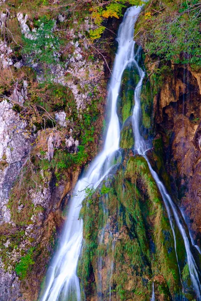 Hermosa cascada en el Parque Nacional Plitvice — Foto de Stock
