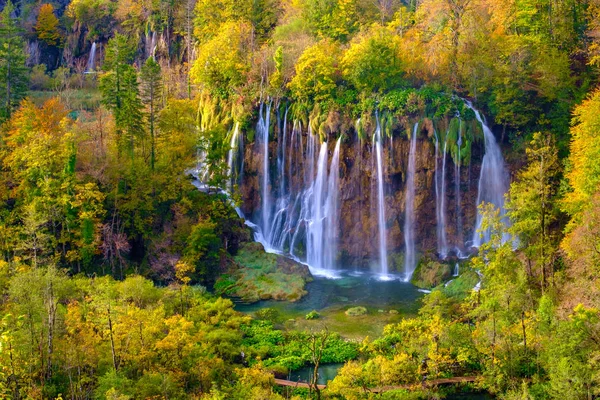 Vattenfall av Plitvice nationalpark i Kroatien — Stockfoto