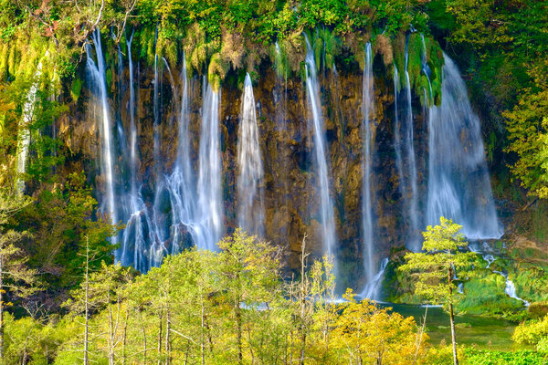 Водопады Плитвицкого национального парка Хорватии
