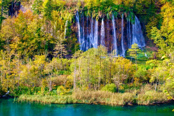 Vattenfall av Plitvice nationalpark i Kroatien — Stockfoto