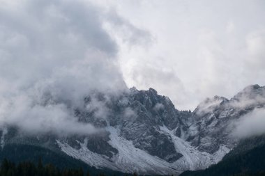Dolomites dağ dağ sahnede