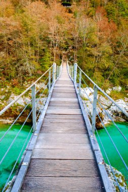 Soca Nehri üzerinde eski ahşap köprü