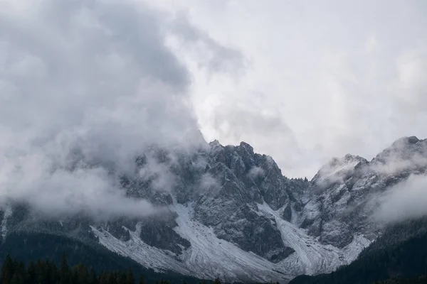 Misty escena de montaña en la montaña Dolomitas — Foto de Stock