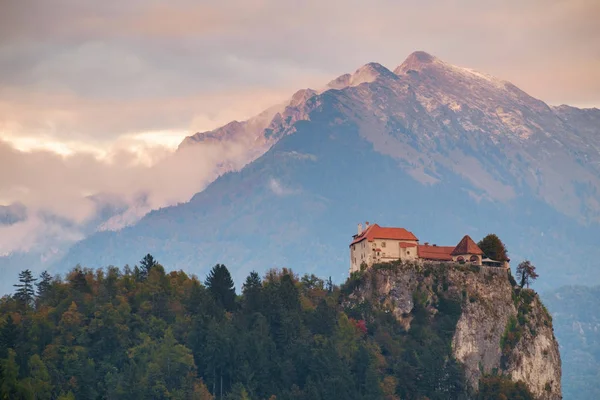 与城堡和山在背景下，斯洛文尼亚布莱德 — 图库照片