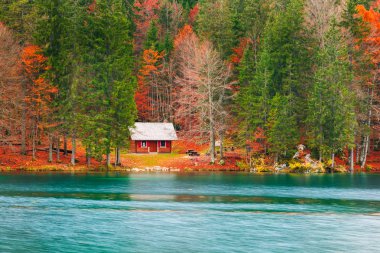 Lake Fusine (Lago di Fusine) dağ gölü Kuzey İtalya