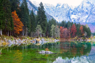 Lake Fusine (Lago di Fusine) dağ gölü Kuzey İtalya