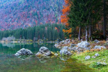Lake Fusine (Lago di Fusine) dağ gölü Kuzey İtalya