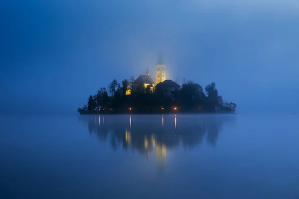 Mattina nebbiosa nel lago di Bled — Foto Stock