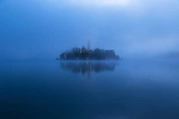 Πρωινό με ομίχλη στη λίμνη Bled — Φωτογραφία Αρχείου