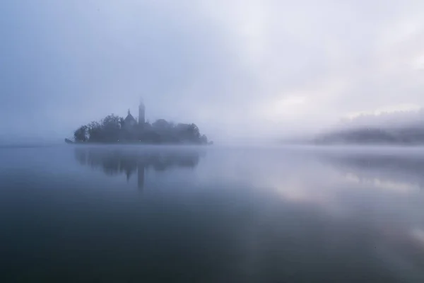 Matin brumeux dans le lac de Bled — Photo