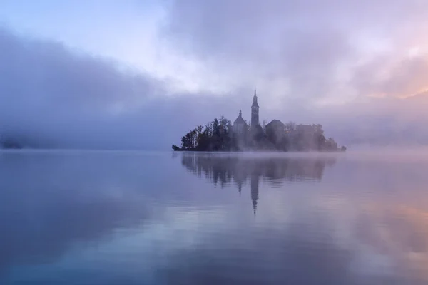 Mattina nebbiosa nel lago di Bled — Foto Stock