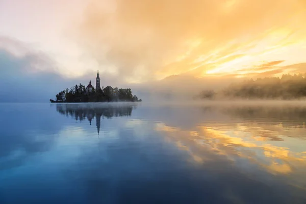 Increíble amanecer en el lago Bled en otoño, Eslovenia —  Fotos de Stock