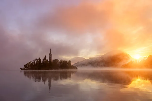 Amazing sunrise at the lake Bled in autumn, Slovenia — Stock Photo, Image