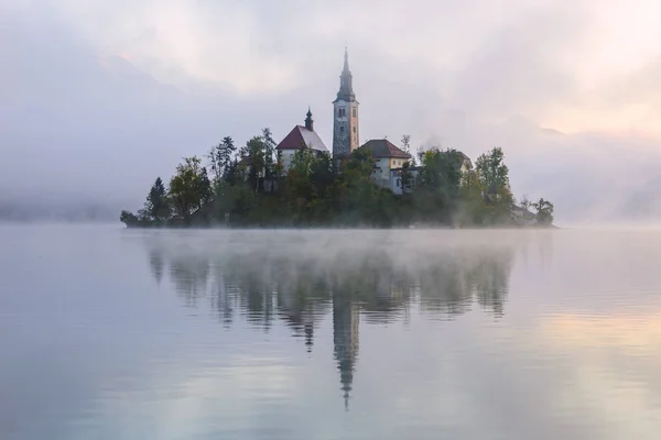 Lake Bled şaşırtıcı güneş doğarken Güz, Slovenya — Stok fotoğraf