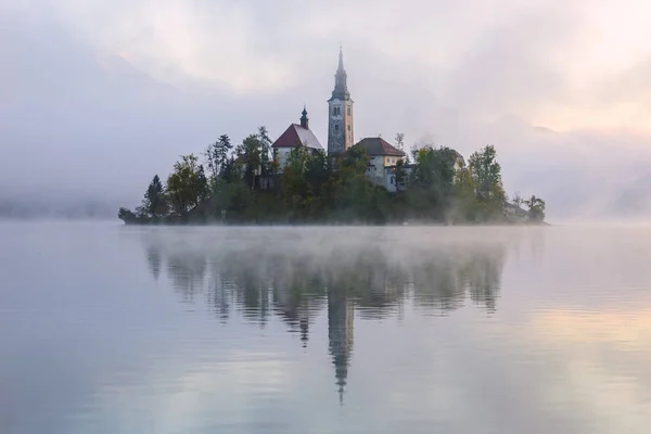 Fantastiska sunrise på den sjön Bled i Slovenien i höst — Stockfoto