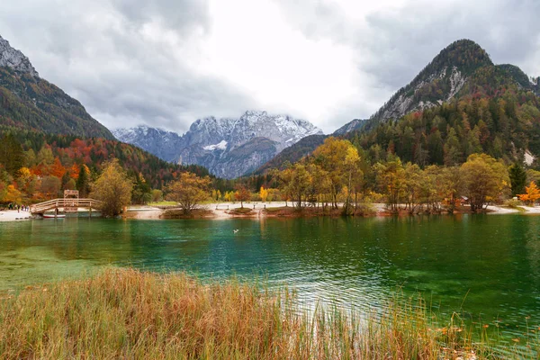 Hösten vacker natur vid sjön Jasna-Slovenien — Stockfoto