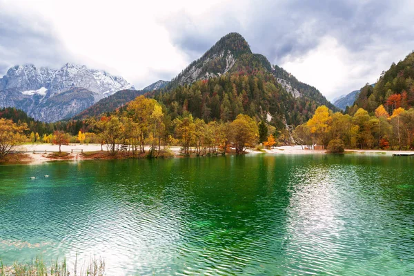 Herbstliche Landschaft am Jasna-Slowenien-See — Stockfoto