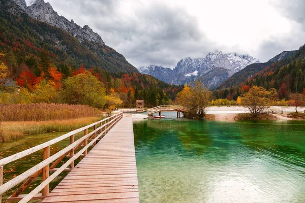 Herfst landschap op het meer Jasna-Slovenië — Stockfoto