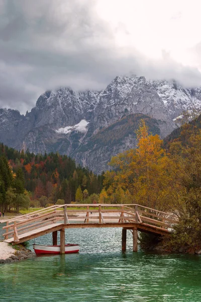 Herbstliche Landschaft am Jasna-Slowenien-See — Stockfoto