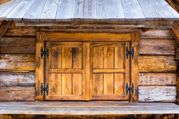 Una típica ventana de granja de madera —  Fotos de Stock