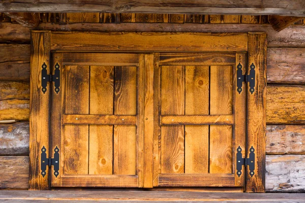 Okno typowe drewniany dom wiejski — Zdjęcie stockowe