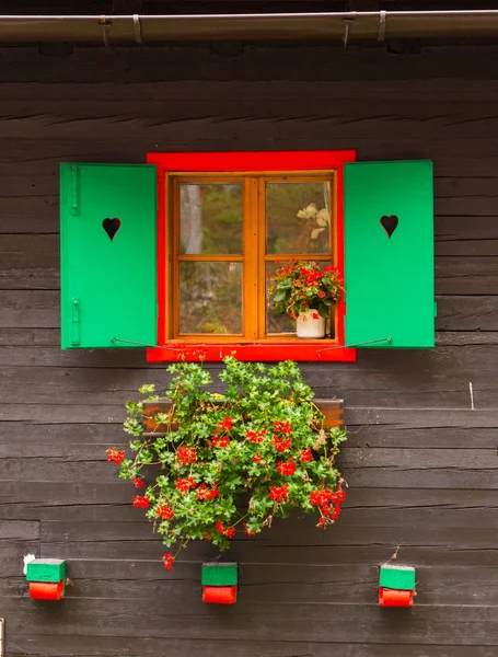 Typická dřevěná usedlost okno — Stock fotografie