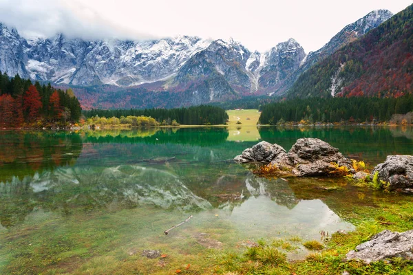 Lake Fusine ( Lago di Fusine) mountain lake  in north Italy — Stock Photo, Image