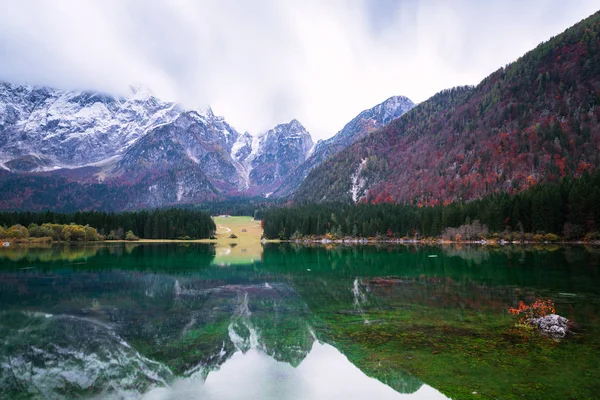 Sjön Fusine (Lago di Fusine) fjällsjö i norr Italien — Stockfoto