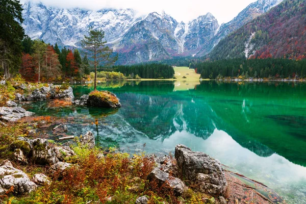 Jezioro górskie jeziora Fusine (Lago di Fusine) w północnej Italii — Zdjęcie stockowe