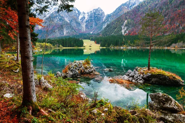 Озеро Фузин (Lago di Fusine) горное озеро на севере Италии — стоковое фото
