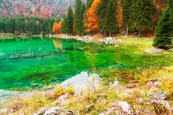 Lake Fusine ( Lago di Fusine) mountain lake  in north Italy — Stock Photo, Image