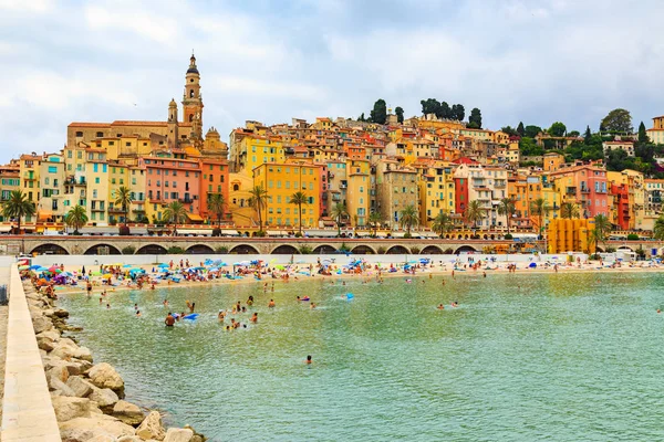 A cidade velha colorida Menton em Riviera francesa — Fotografia de Stock