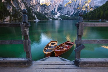 Tekneler Dolomites mounta Braies gölde (Pragser Wildsee)
