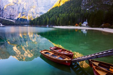 Tekneler Dolomites mounta Braies gölde (Pragser Wildsee)
