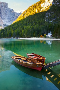 Tekneler Dolomites mounta Braies gölde (Pragser Wildsee)