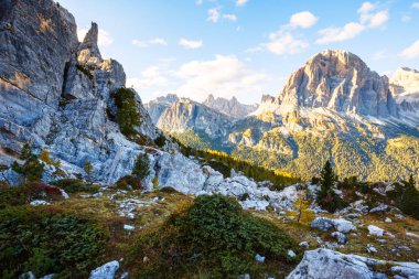 Dolomites dağında sonbahar sahnesi. Tofana, Cinque Torri -Dolomi
