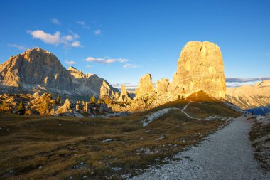 Dolomites dağda sonbahar sahne