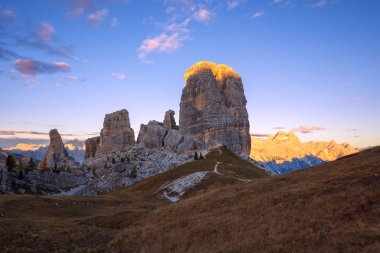 Cinque Torri kaya oluşumu akşam güneşi, Dolomit Alpler altında