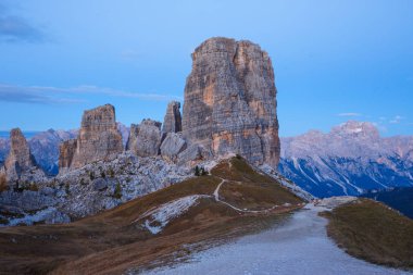 Cinque Torri kaya oluşumu akşam güneşi, Dolomit Alpler altında